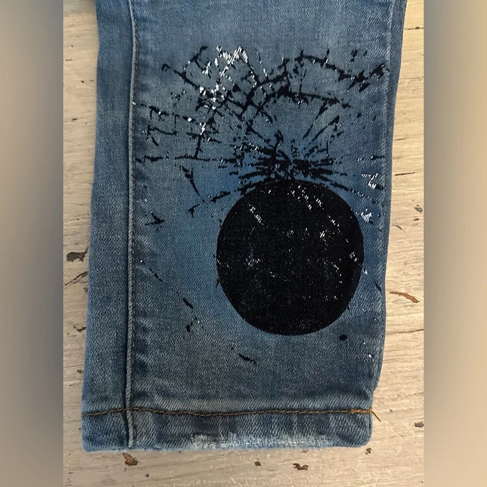 THRT‎ Jeans Graphic Design Ripped Knee Good Condition